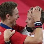 Viktor Axelsen - Kenneth Jonassen - Glæde - gråd - græde - græd - kram - tåre -tårer - OL - Tokyo 2020 - 2021 - Olympics - finale - guld - medalje - guldmedalje