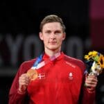 Viktor Axelsen - Kenneth Jonassen - Glæde - gråd - græde - græd - kram - tåre -tårer - OL - Tokyo 2020 - 2021 - Olympics - finale - guld - medalje - guldmedalje