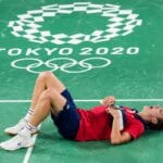 Viktor Axelsen - Kenneth Jonassen - Glæde - gråd - græde - græd - kram - tåre -tårer - OL - Tokyo 2020 - 2021 - Olympics - finale - guld - medalje - guldmedalje - skade - afbud - udkørt - træt