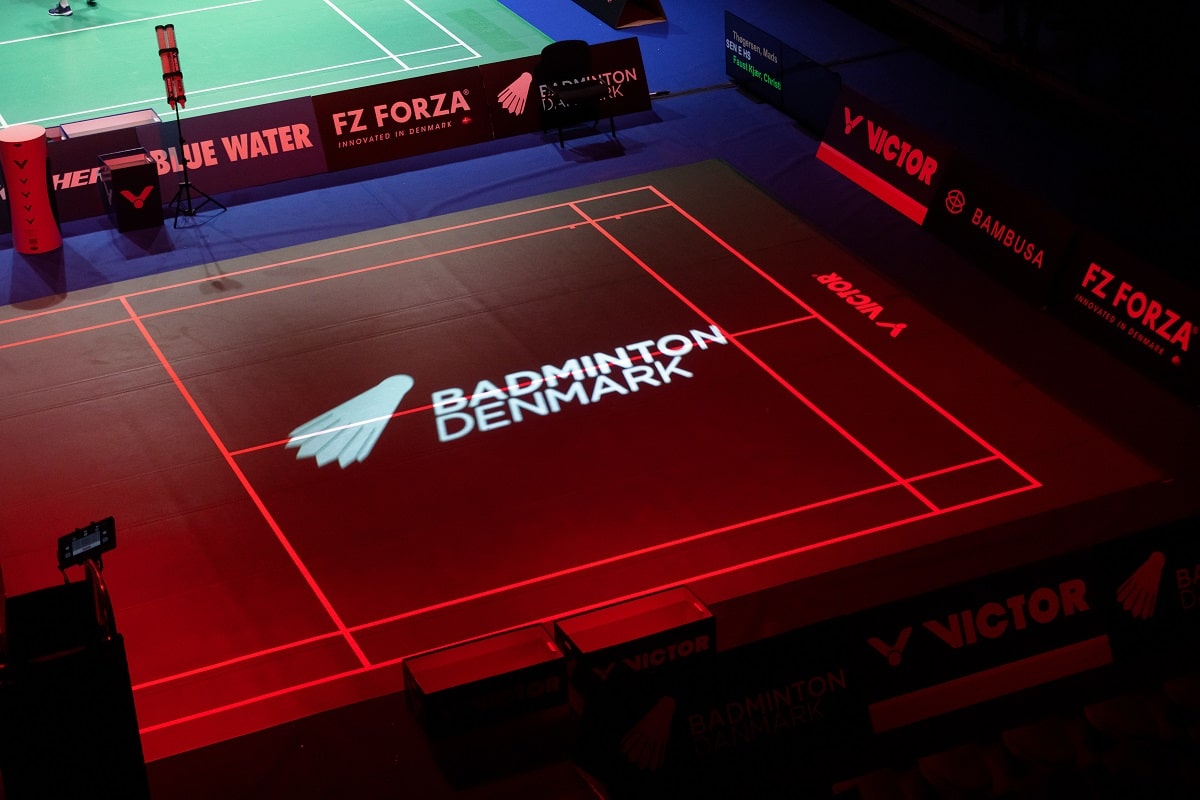 Allan Høgholm - Badminton Danmark - logo - arena - hal - design - designmanual - navn - fjerdbold - bane - mørke