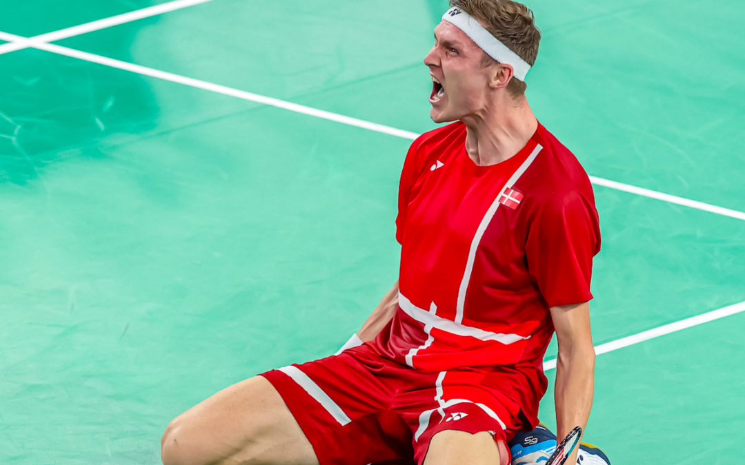 Viktor Axelsen spiller sig overbevisende i OL-semifinalen i Paris