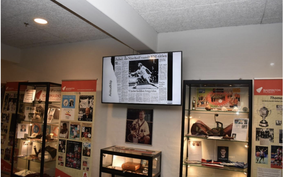 Nostalgi, fjerbold og idrætshistorie samlet ét sted: Besøg Badmintonmuseets nye udstillingsvæg 